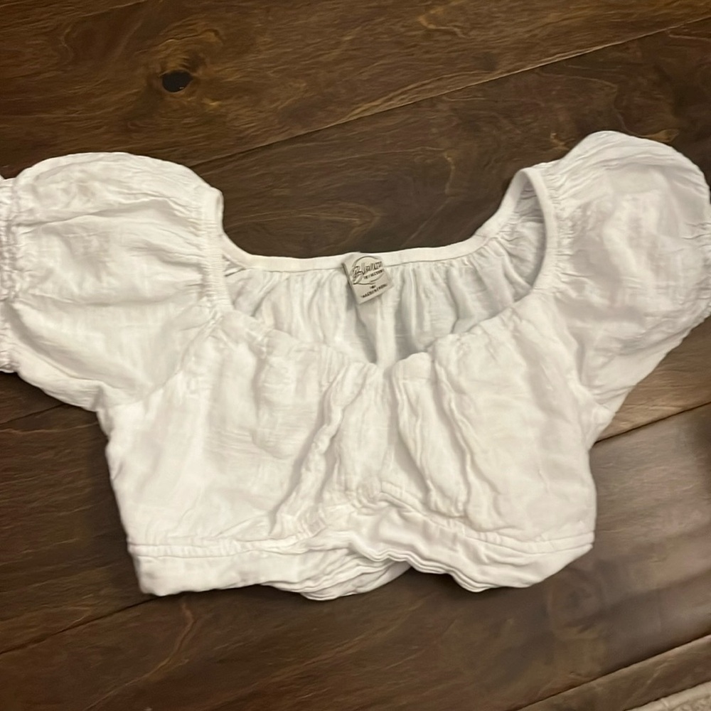 cute crop twist the the front and ties in the back!